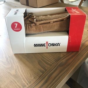 Minnetonka women’s slippers size 7